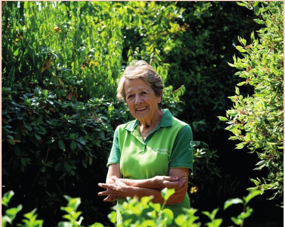 Alida Vanholst, onze koninklijke vrijwilliger — foto uit de wijkkrant, pagina 11
