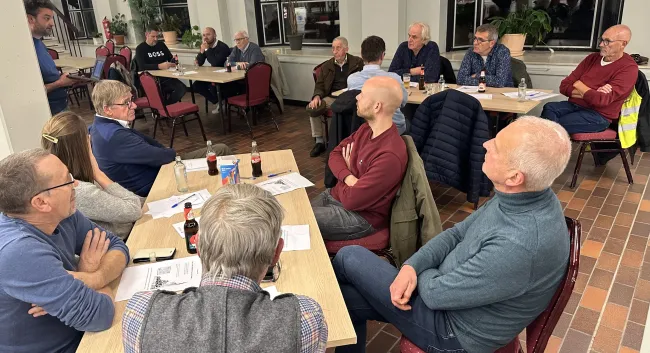 Brainstormen over de toekomst van onze kerk op de open dorpsraad van 23 oktober. De avond werd geleid door Roel Deridder, voorzitter van het Platform Toekomst Parochiekerken.