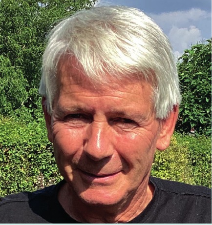 Vrijwilliger Tony Lenaers — foto uit de wijkkrant, pagina 13