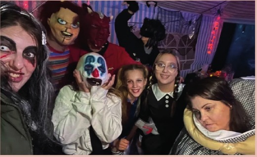 Halloween — foto uit de wijkkrant, pagina 18