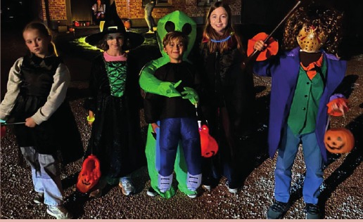 Halloween — foto uit de wijkkrant, pagina 18
